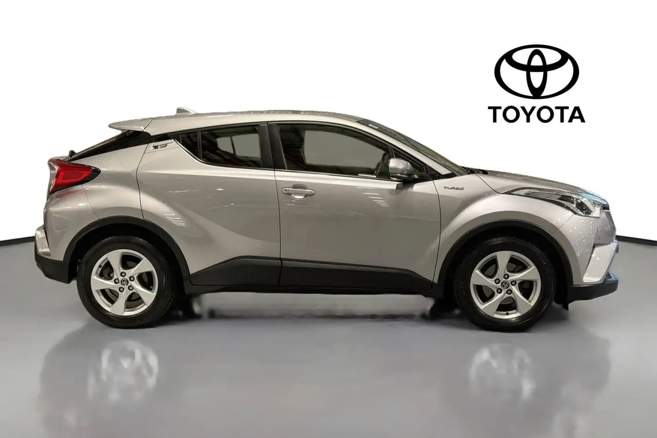 2018 Toyota C-HR Gallery Image 11