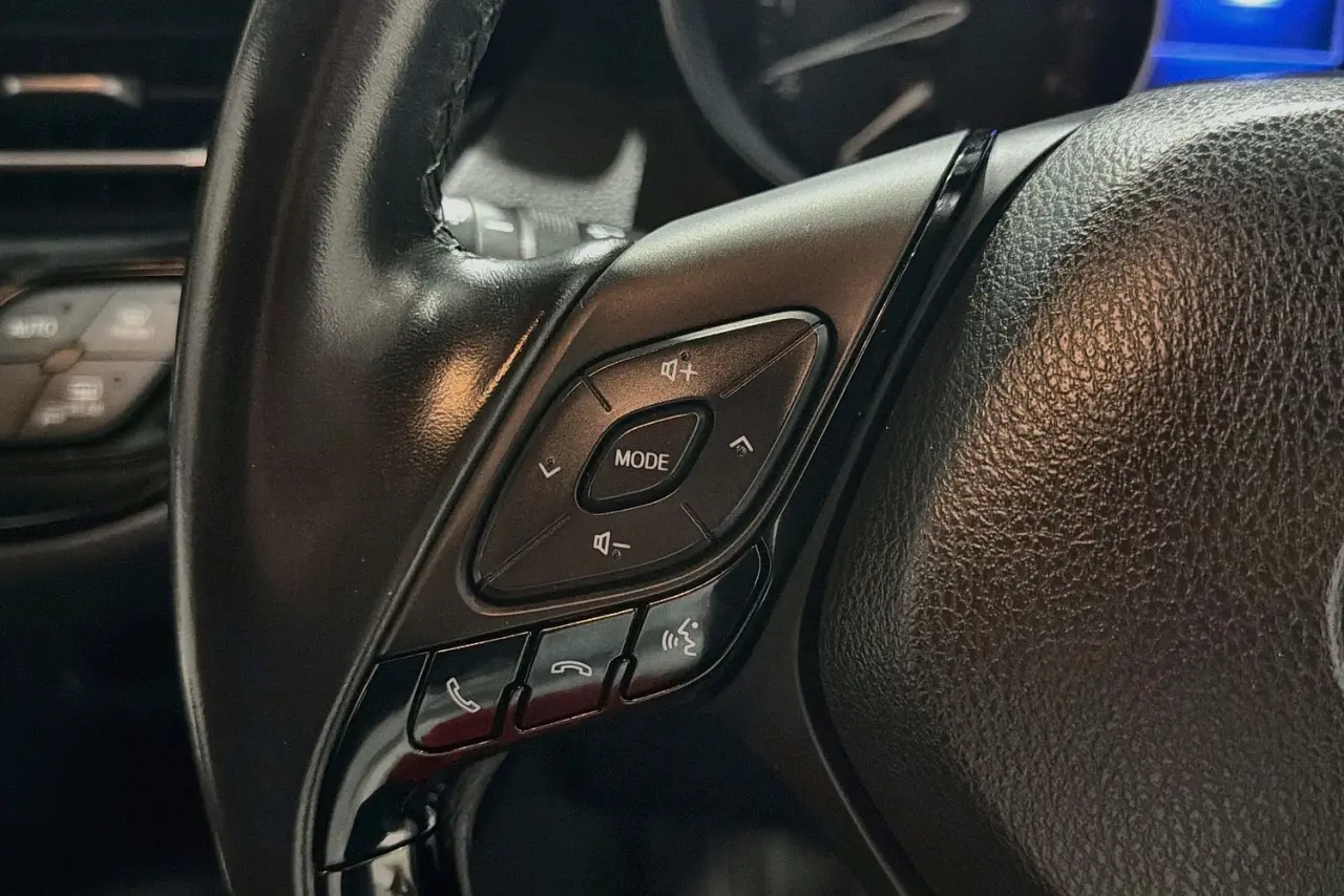 2018 Toyota C-HR Gallery Image 19