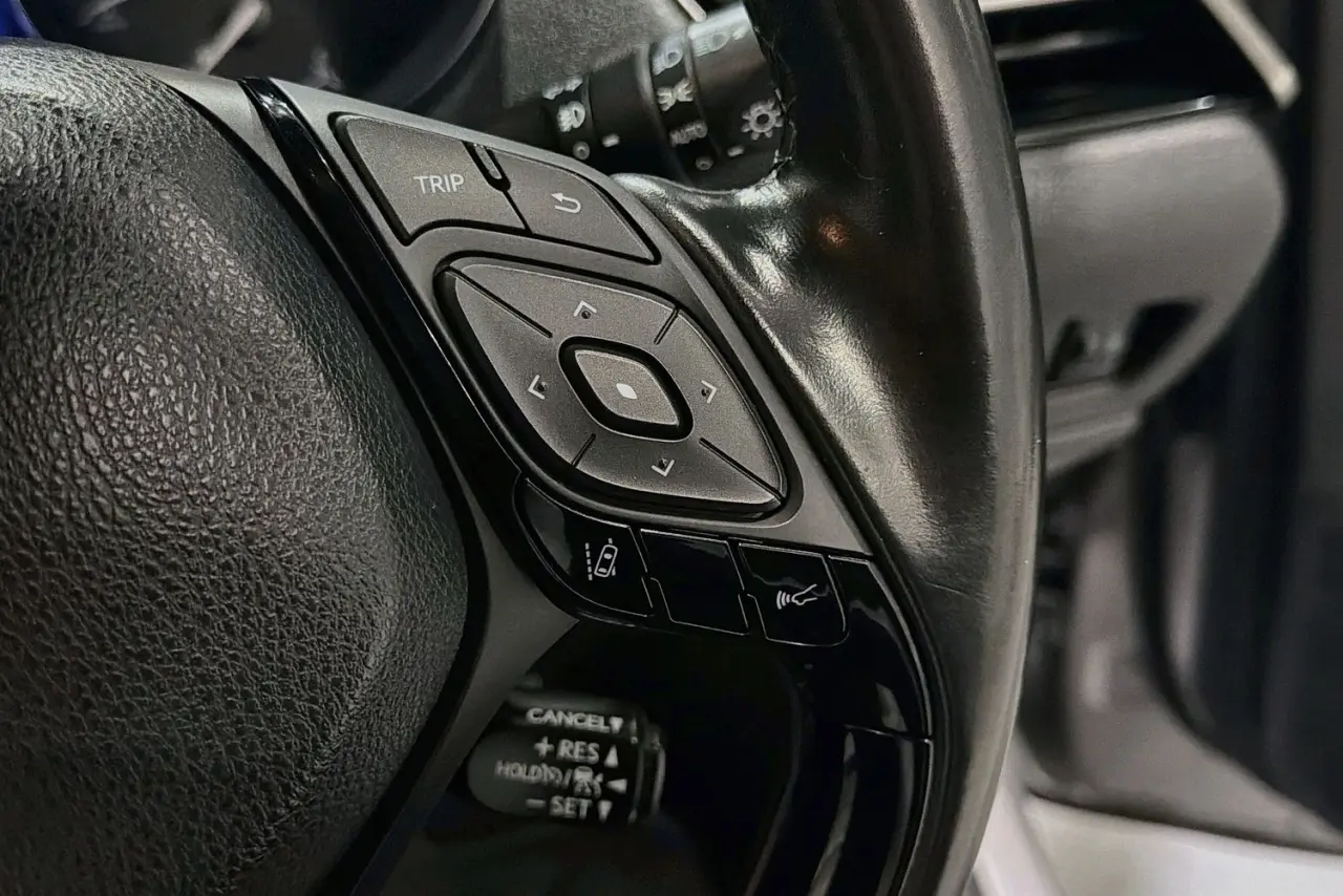 2018 Toyota C-HR Gallery Image 20