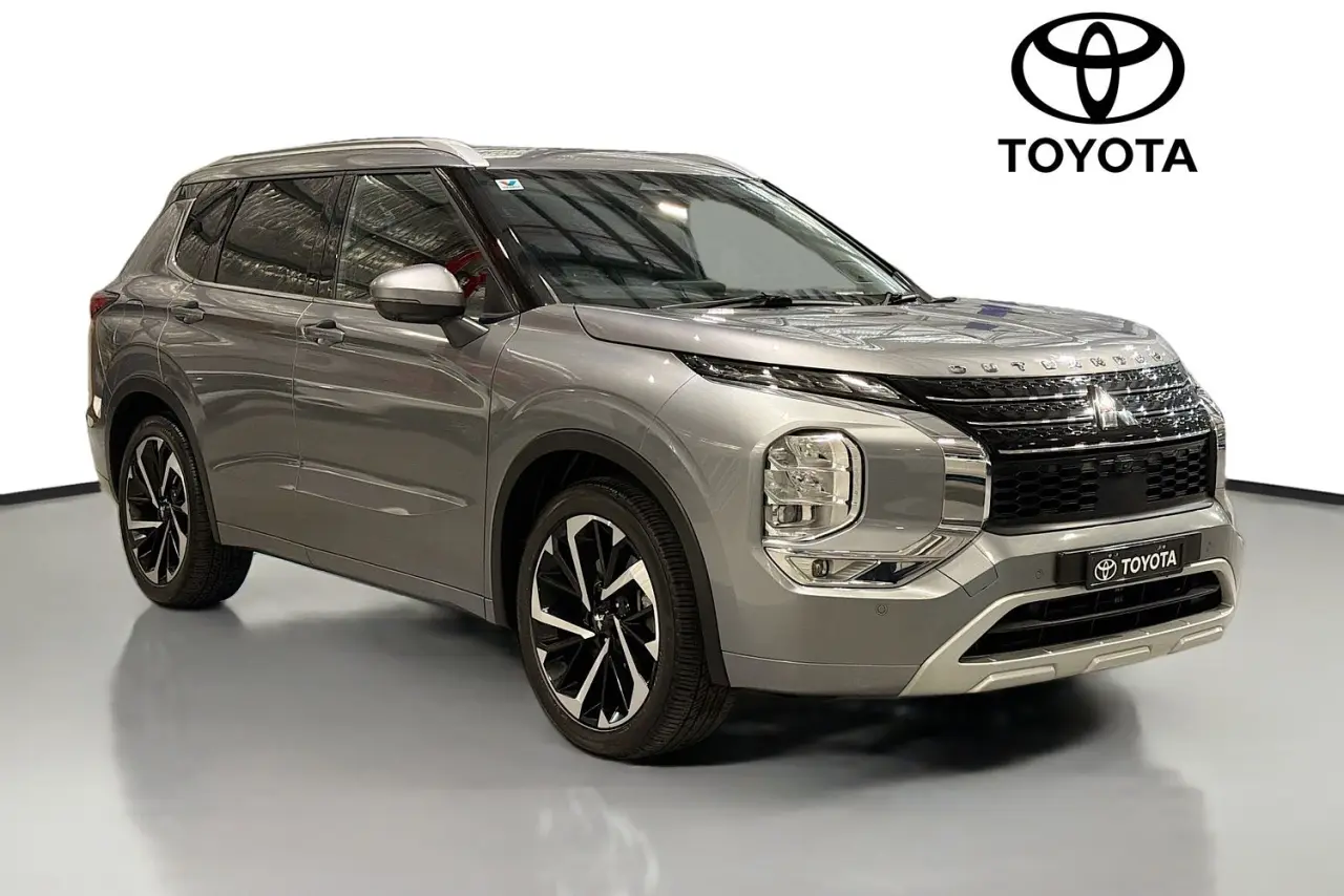 2023 Mitsubishi Outlander Gallery Image 1