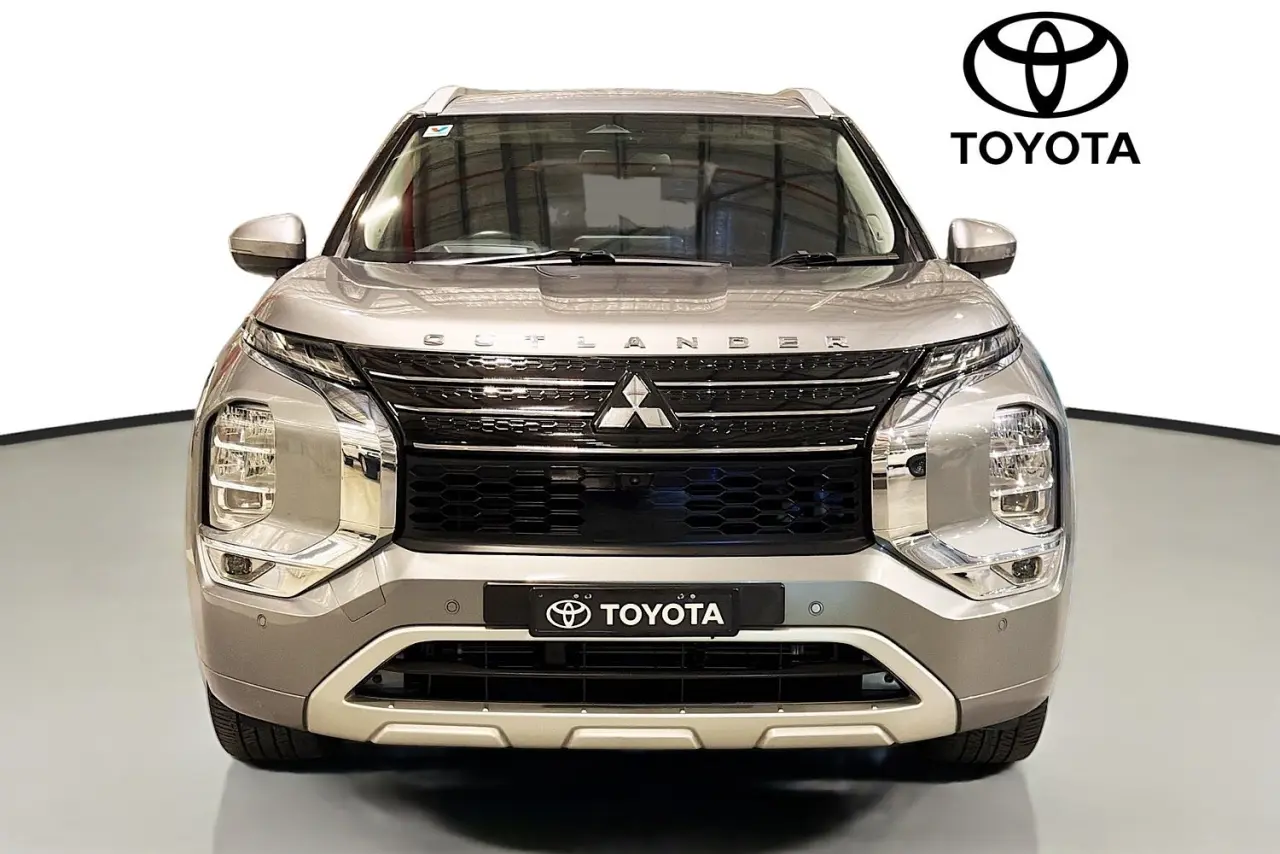 2023 Mitsubishi Outlander Gallery Image 2