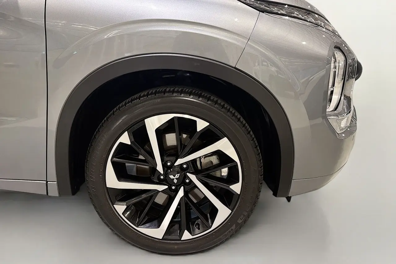2023 Mitsubishi Outlander Gallery Image 28