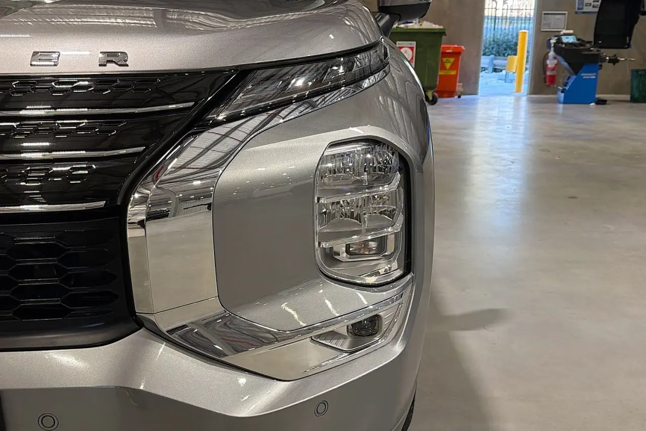 2023 Mitsubishi Outlander Gallery Image 3