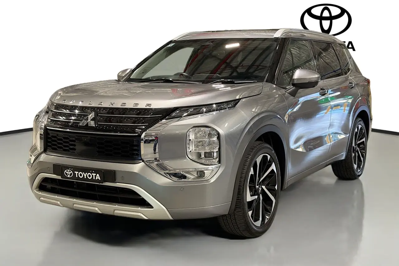 2023 Mitsubishi Outlander Gallery Image 4