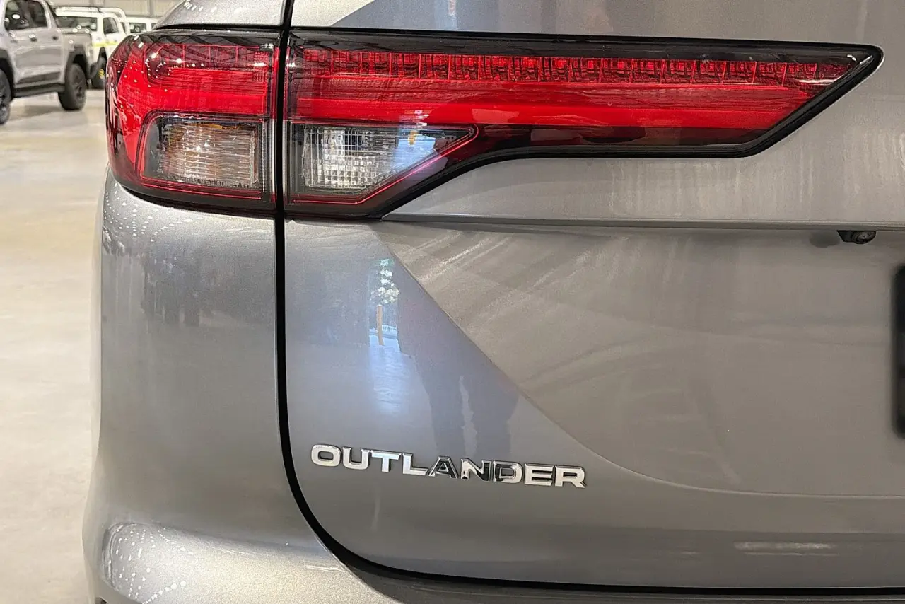 2023 Mitsubishi Outlander Gallery Image 8