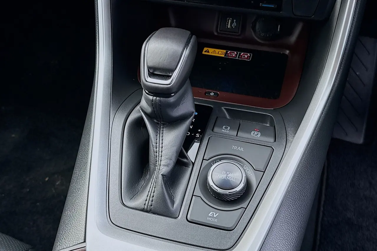 2025 Toyota RAV4 Gallery Image 18