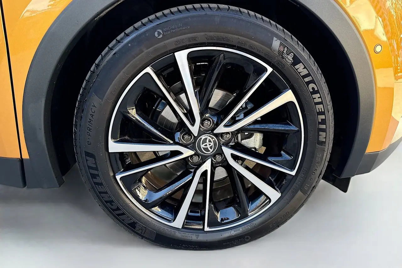 2025 Toyota C-HR Gallery Image 27
