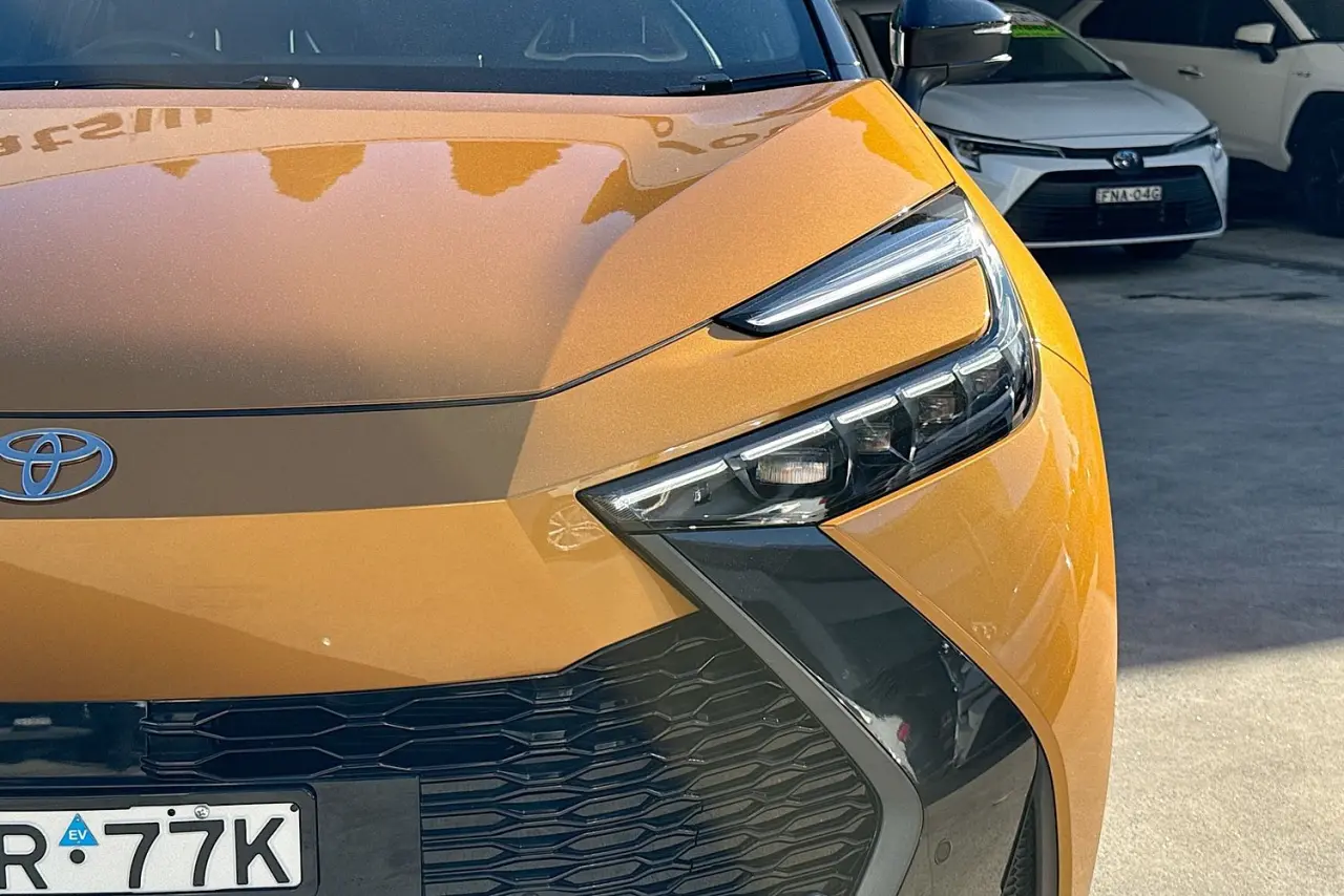 2025 Toyota C-HR Gallery Image 3