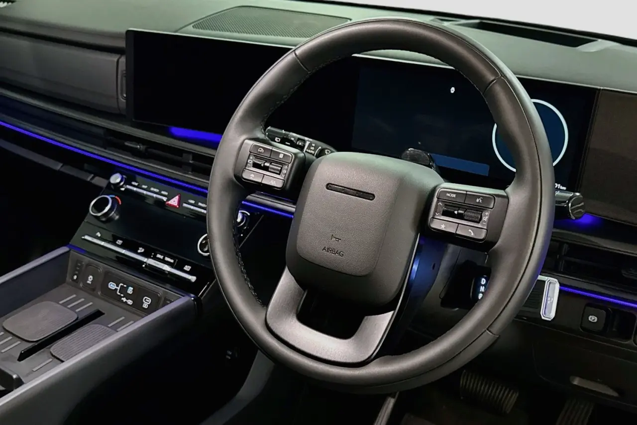 2025 Hyundai Santa Fe Gallery Image 14