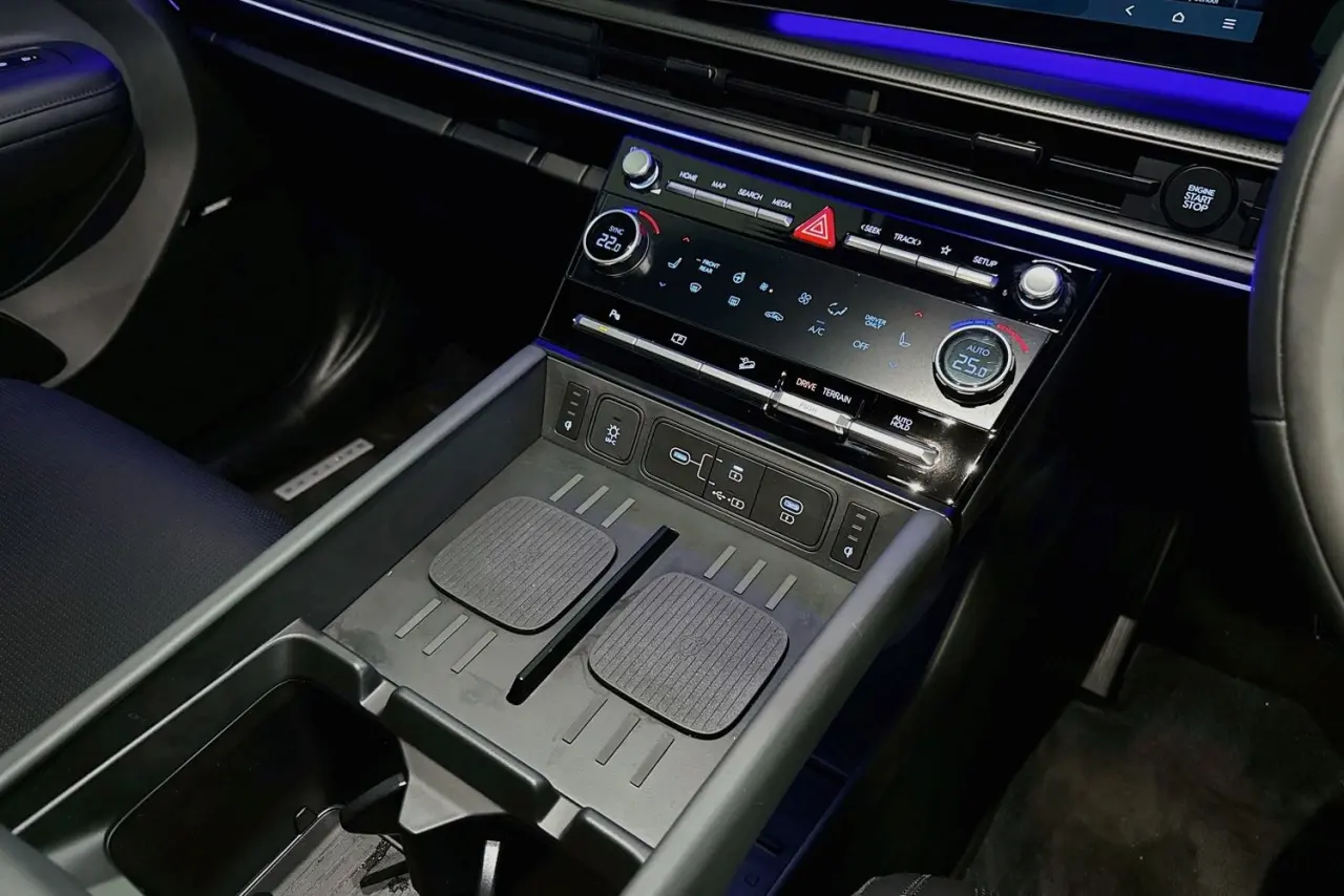2025 Hyundai Santa Fe Gallery Image 18