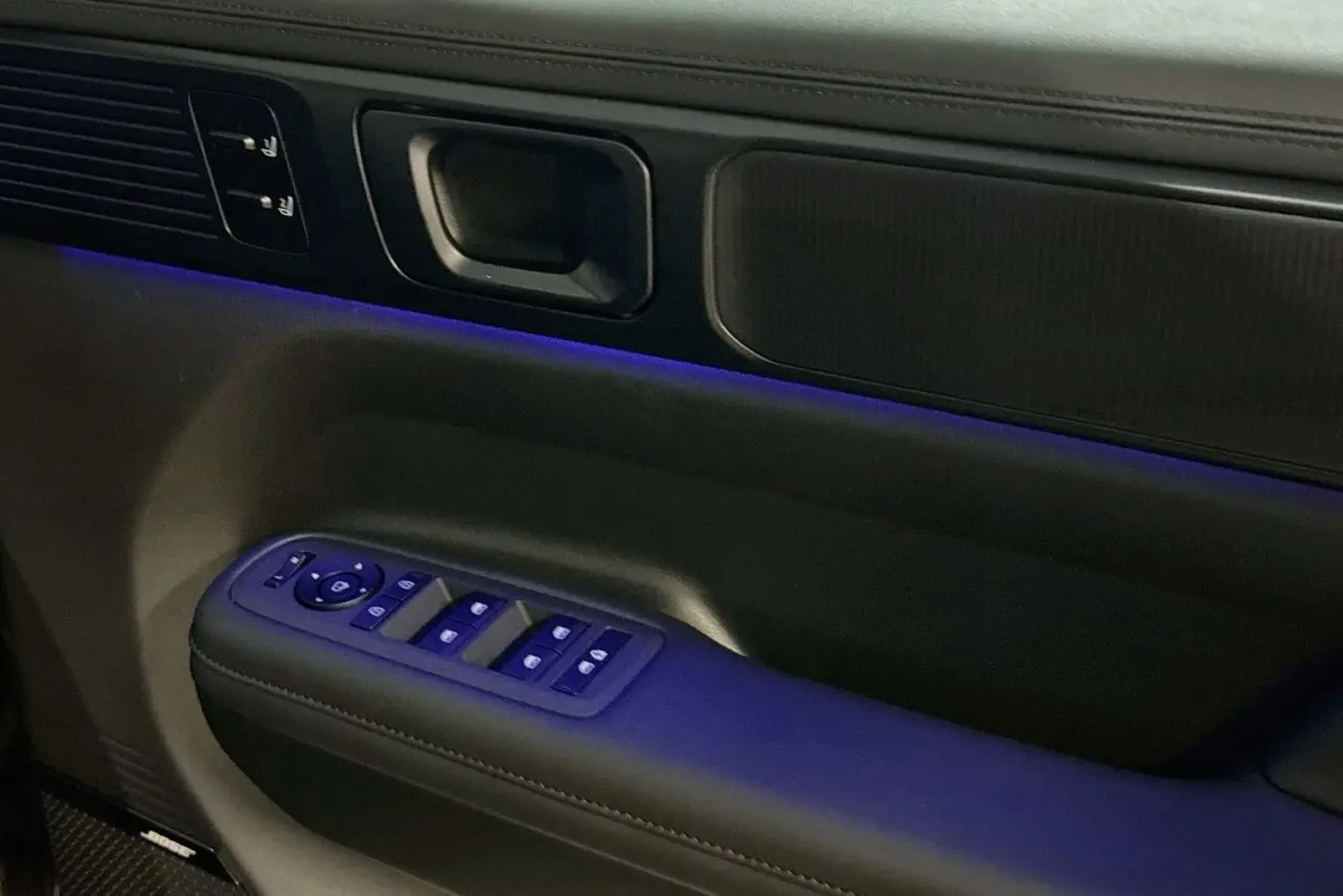2025 Hyundai Santa Fe Gallery Image 24
