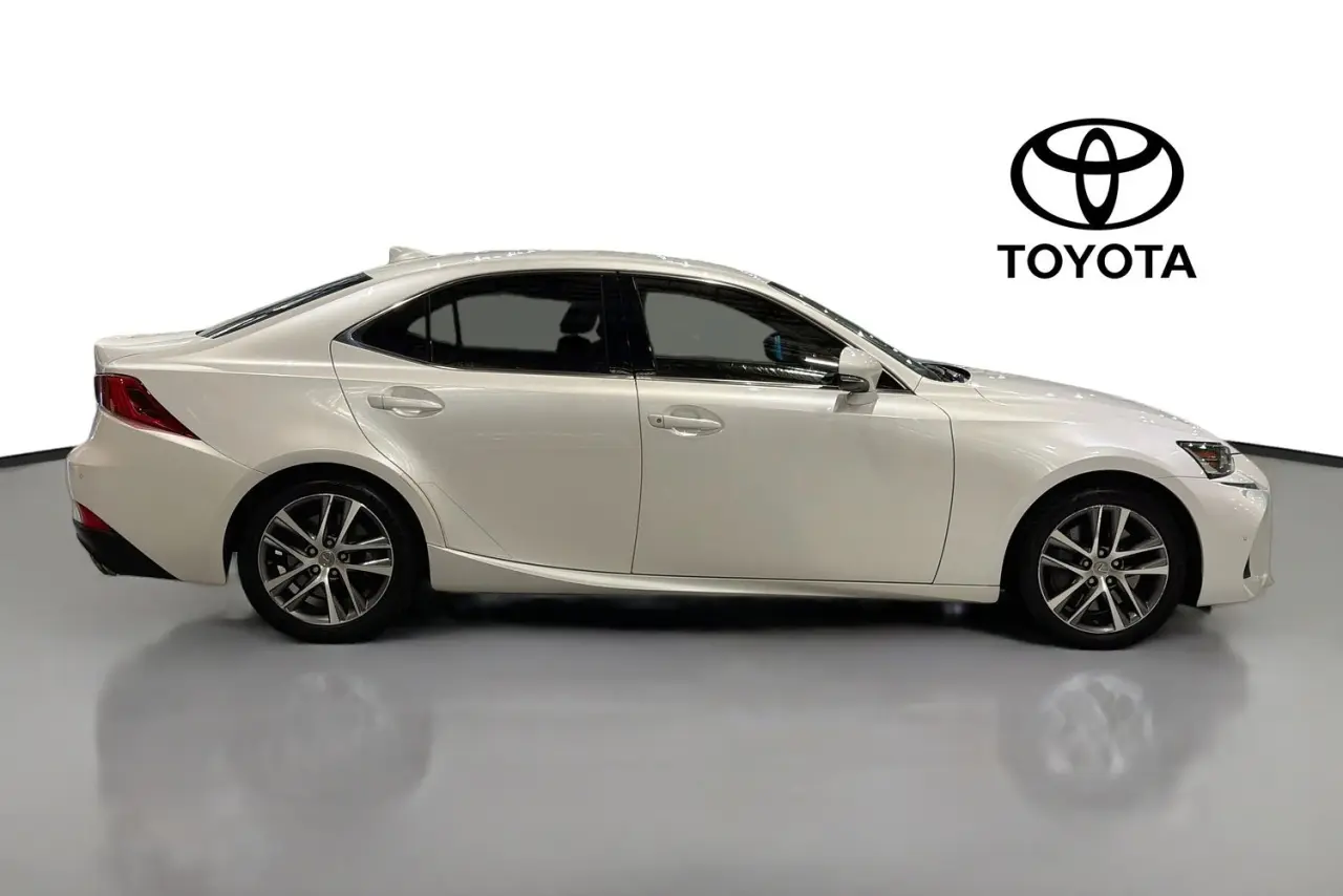 2017 Lexus IS Gallery Image 11