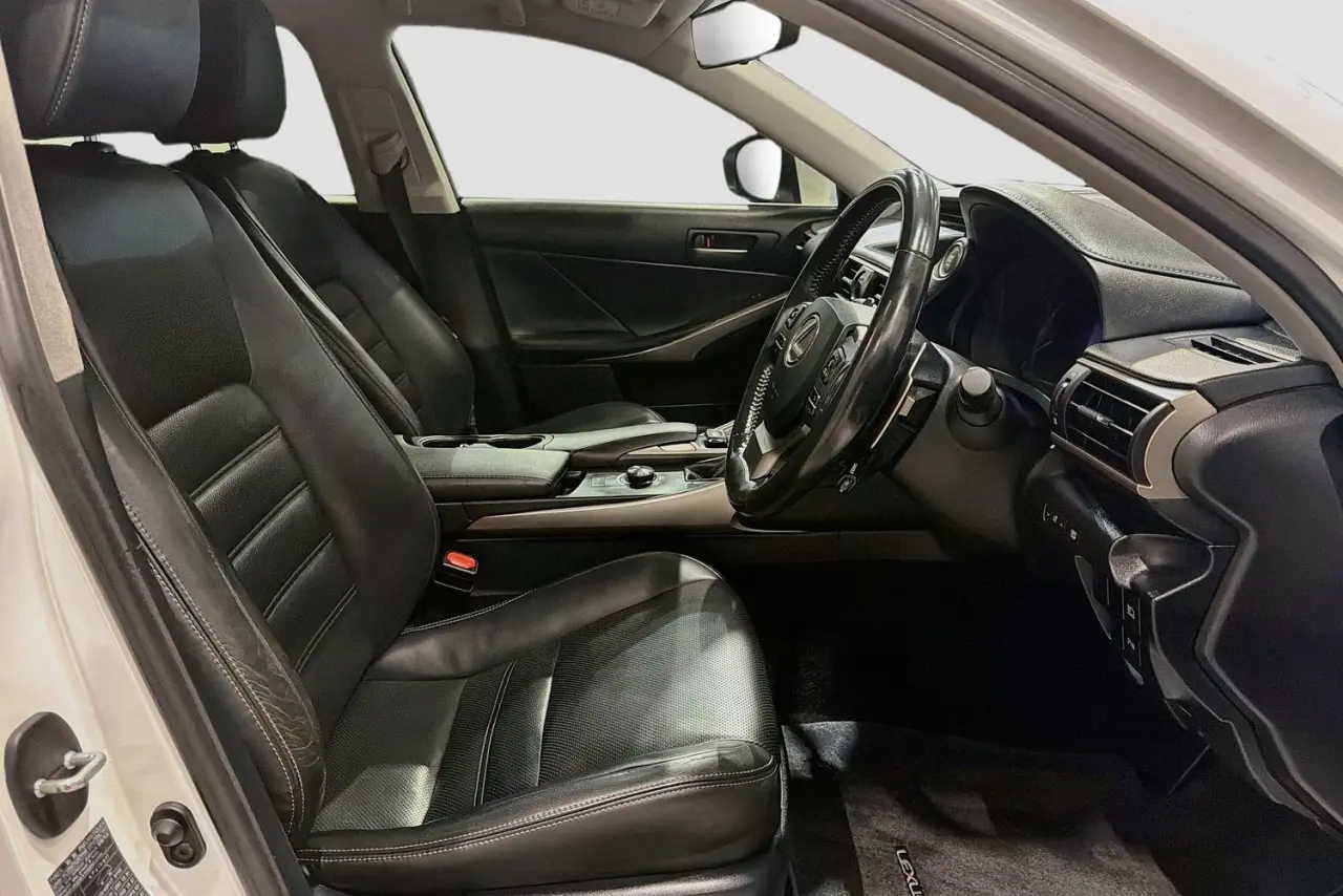 2017 Lexus IS Gallery Image 13