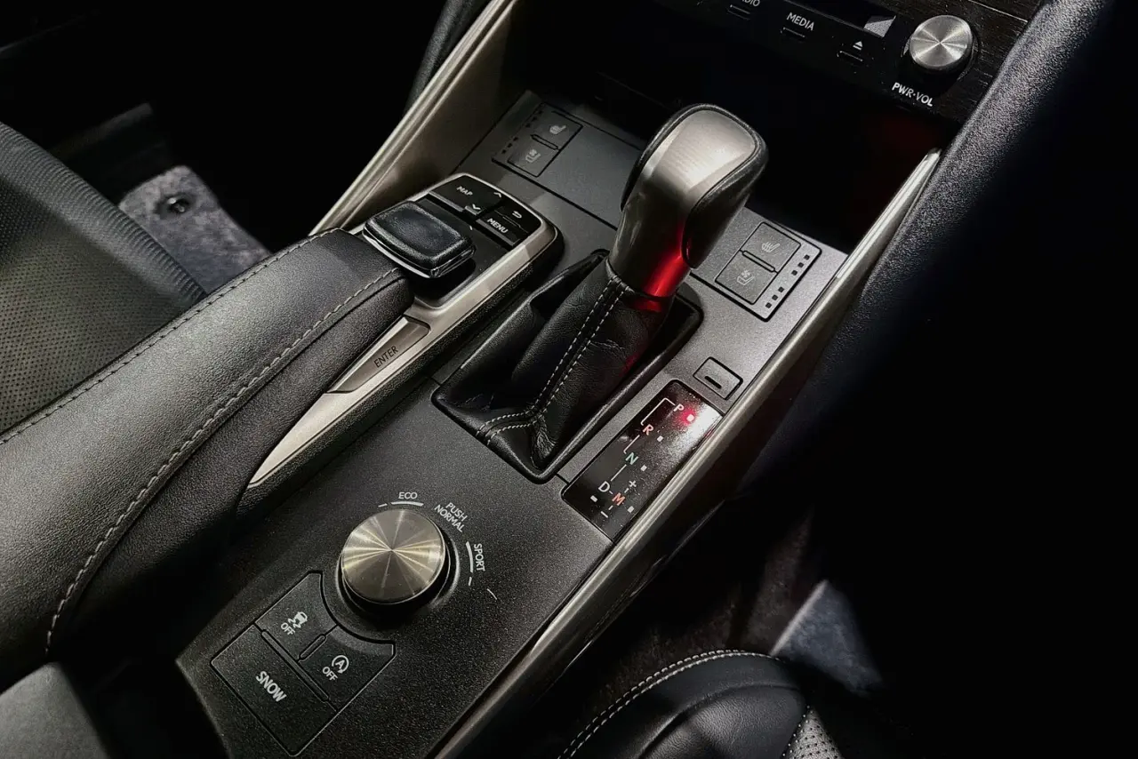 2017 Lexus IS Gallery Image 18