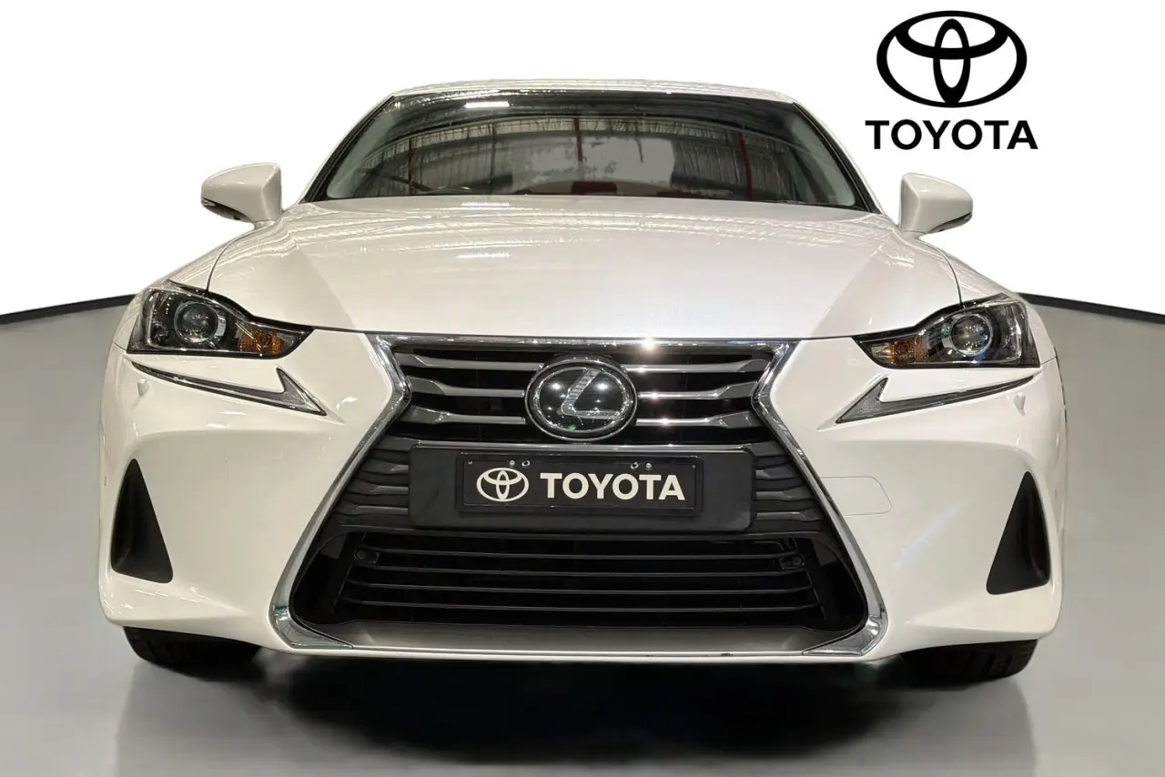 2017 Lexus IS Gallery Image 2