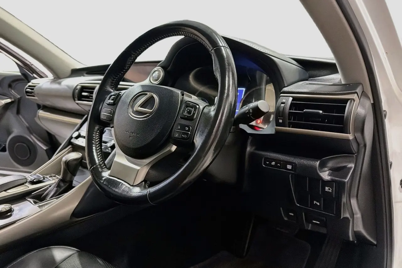 2017 Lexus IS Gallery Image 23