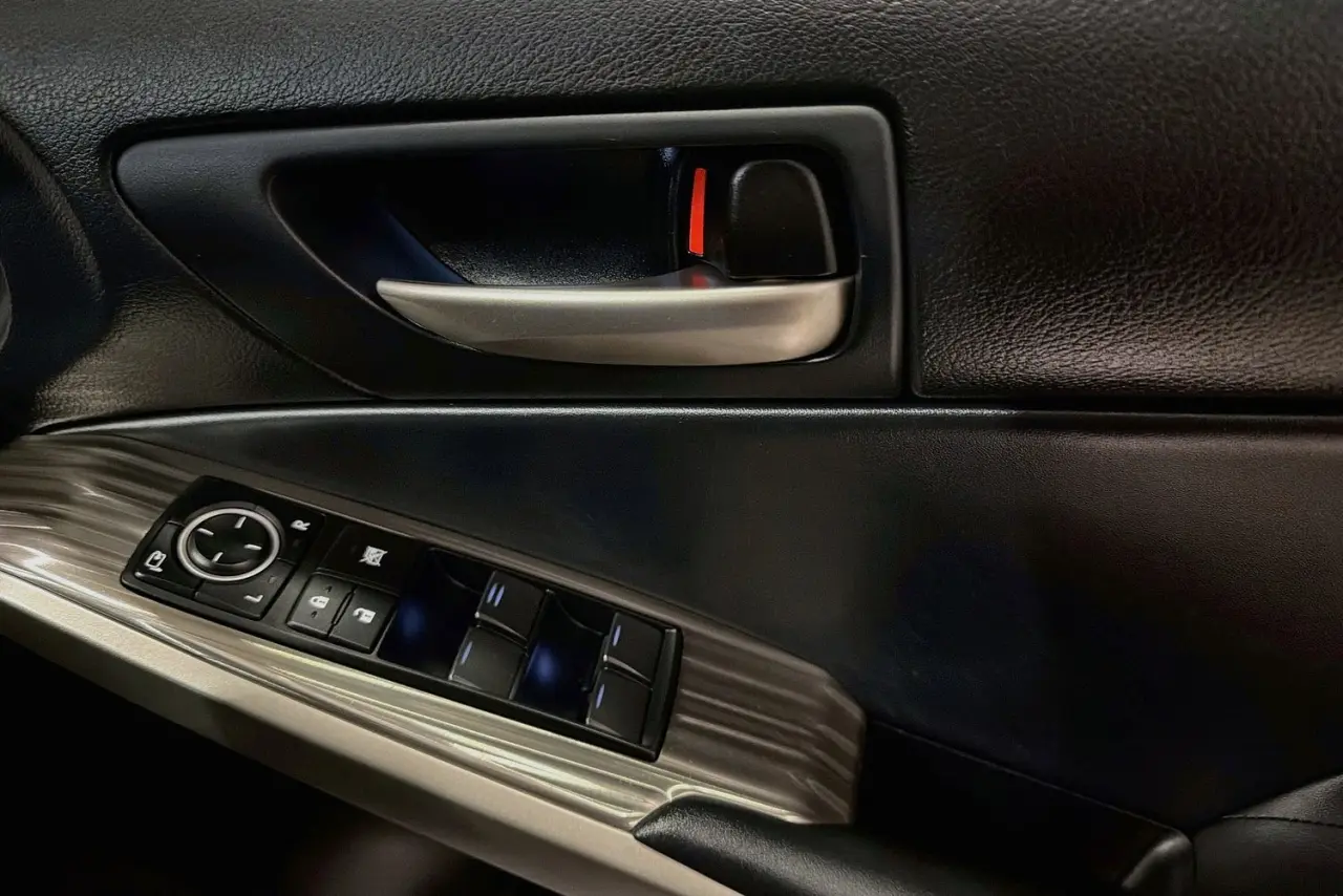 2017 Lexus IS Gallery Image 24