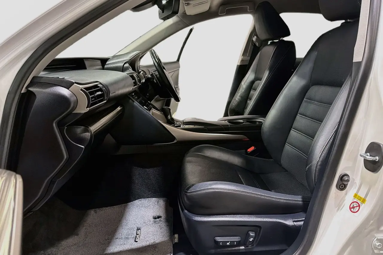 2017 Lexus IS Gallery Image 25