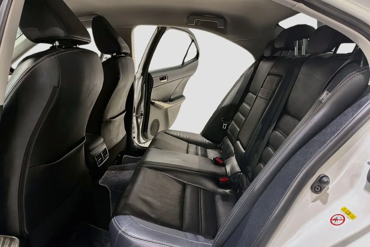2017 Lexus IS Gallery Image 26