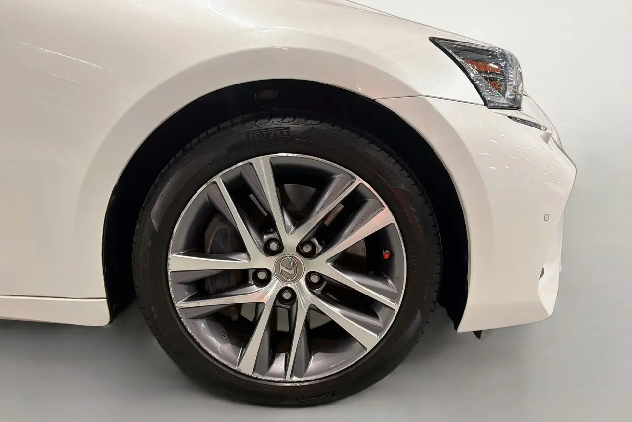 2017 Lexus IS Gallery Image 28