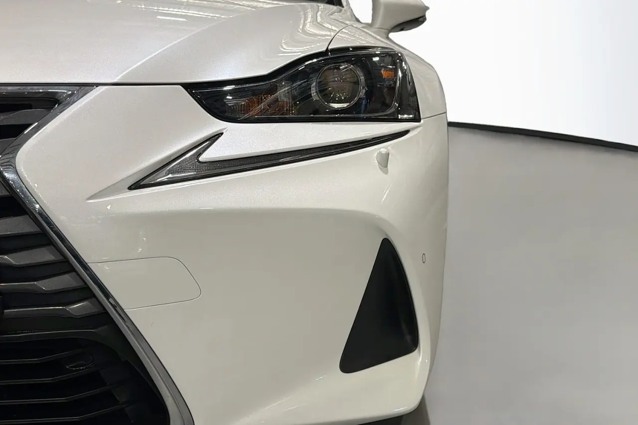 2017 Lexus IS Gallery Image 3