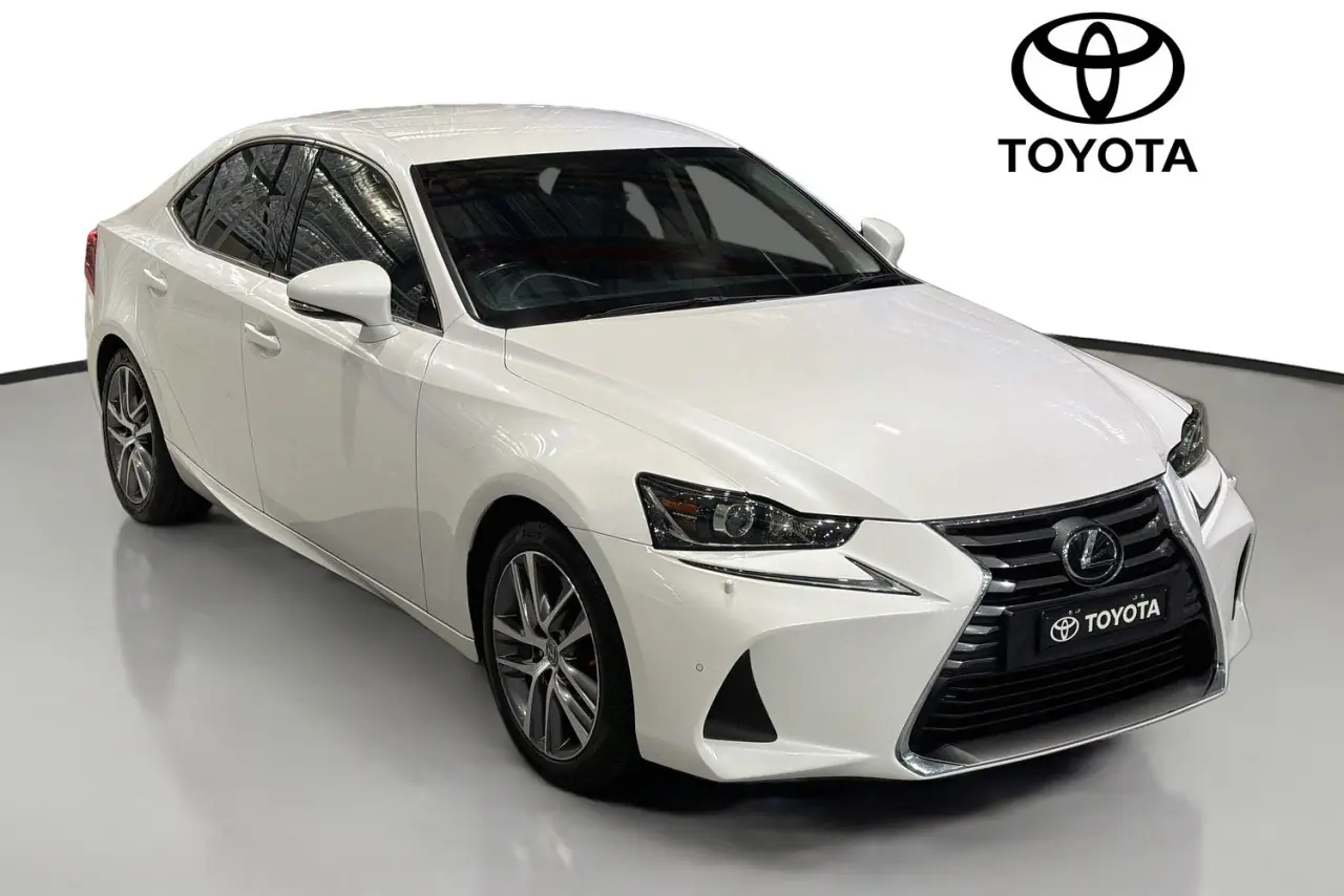 2017 Lexus IS Gallery Image 31