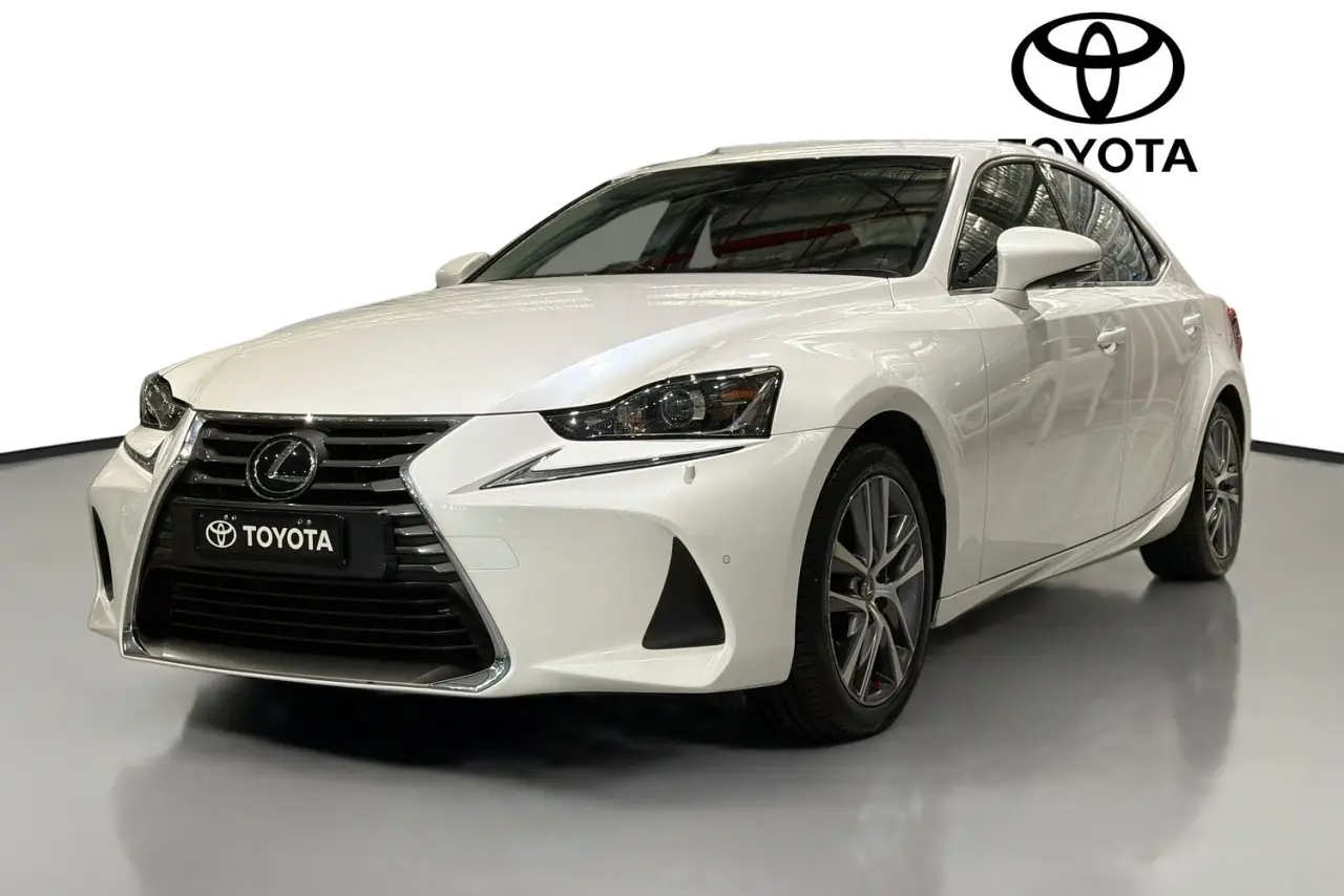 2017 Lexus IS Gallery Image 4