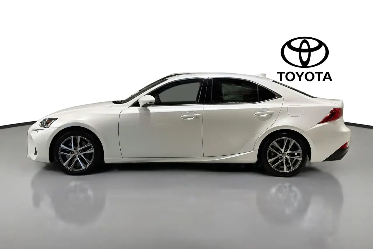 2017 Lexus IS Gallery Image 5