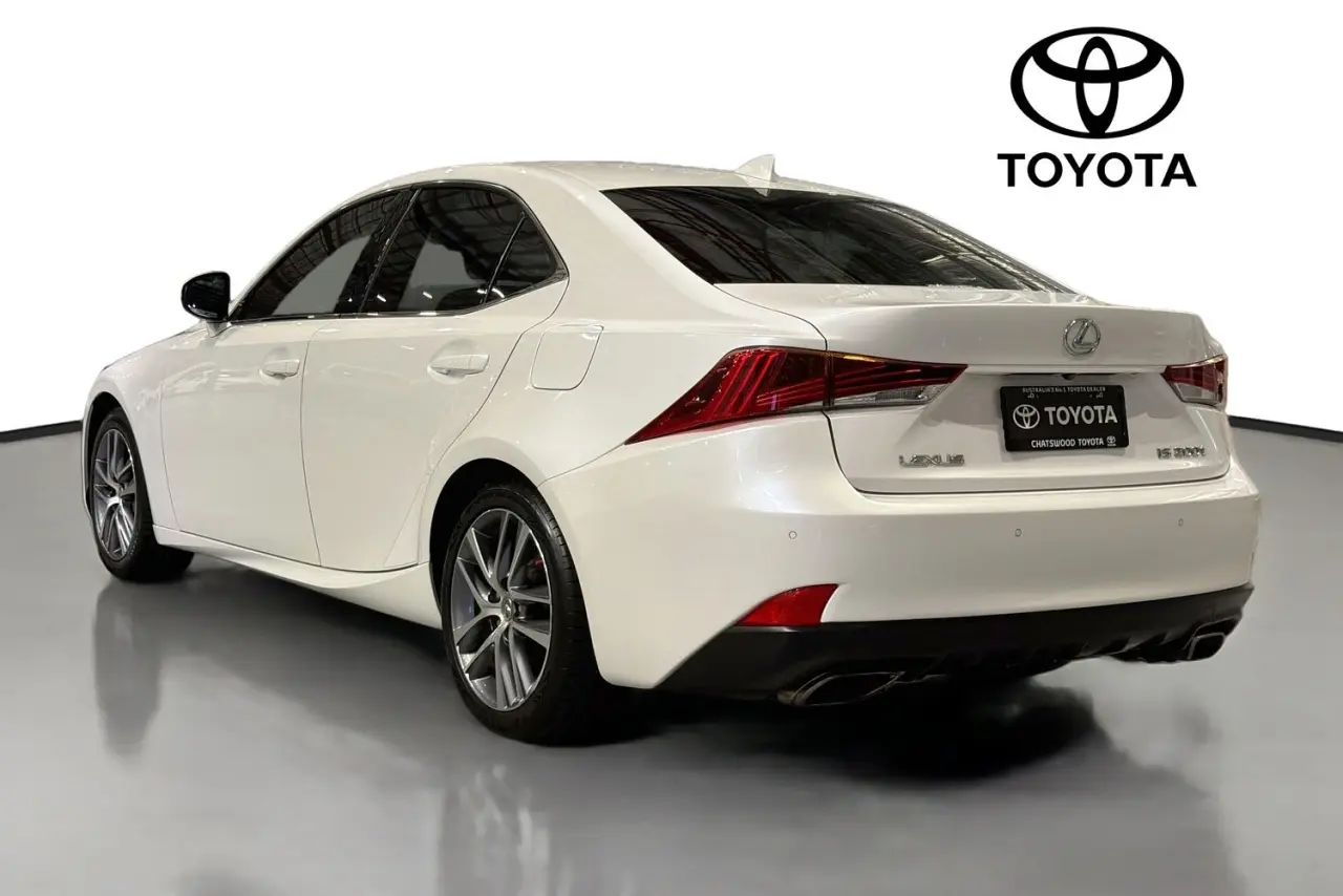 2017 Lexus IS Gallery Image 6