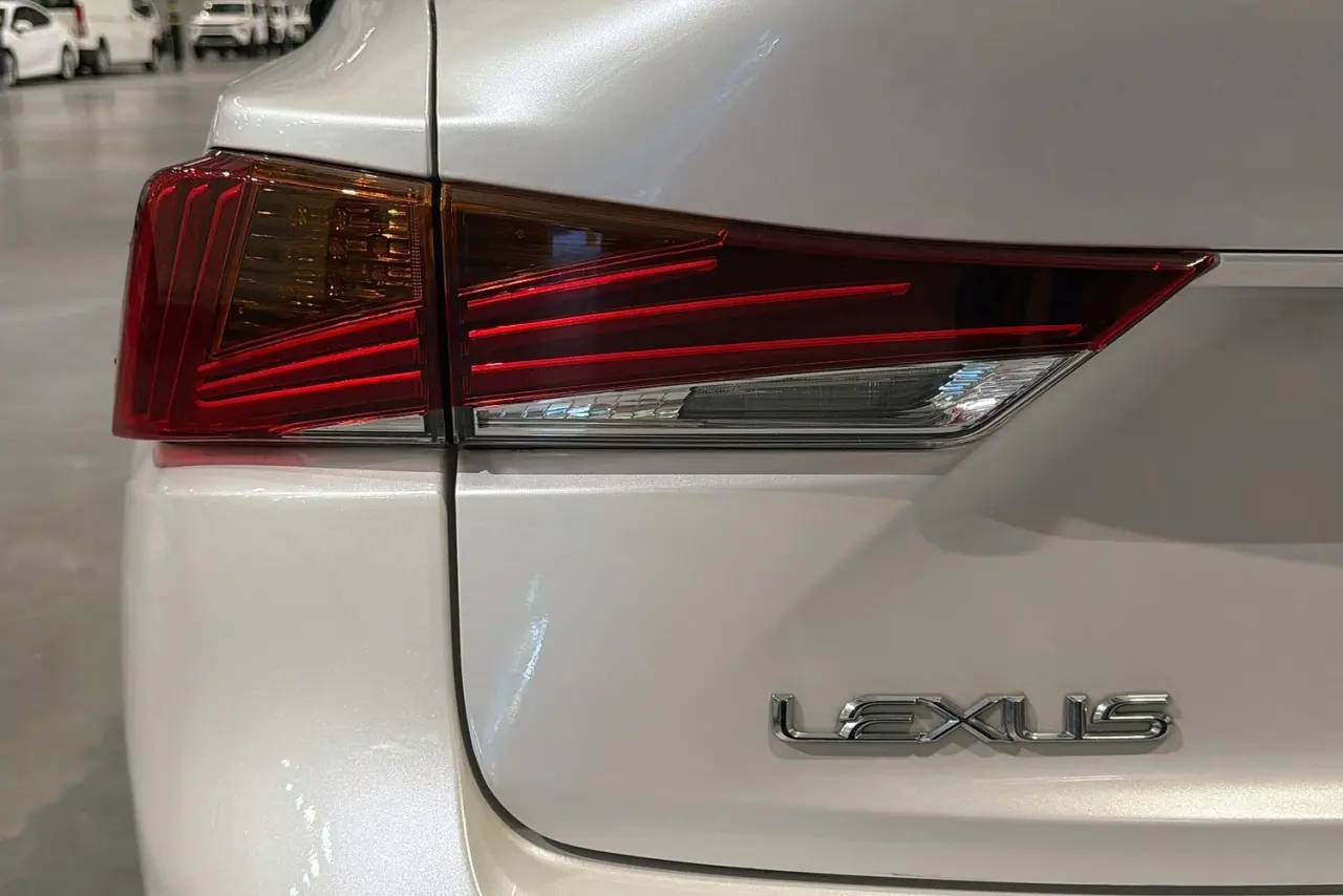2017 Lexus IS Gallery Image 8