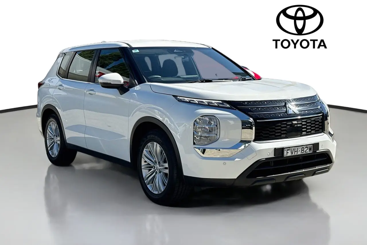 2022 Mitsubishi Outlander Gallery Image 1