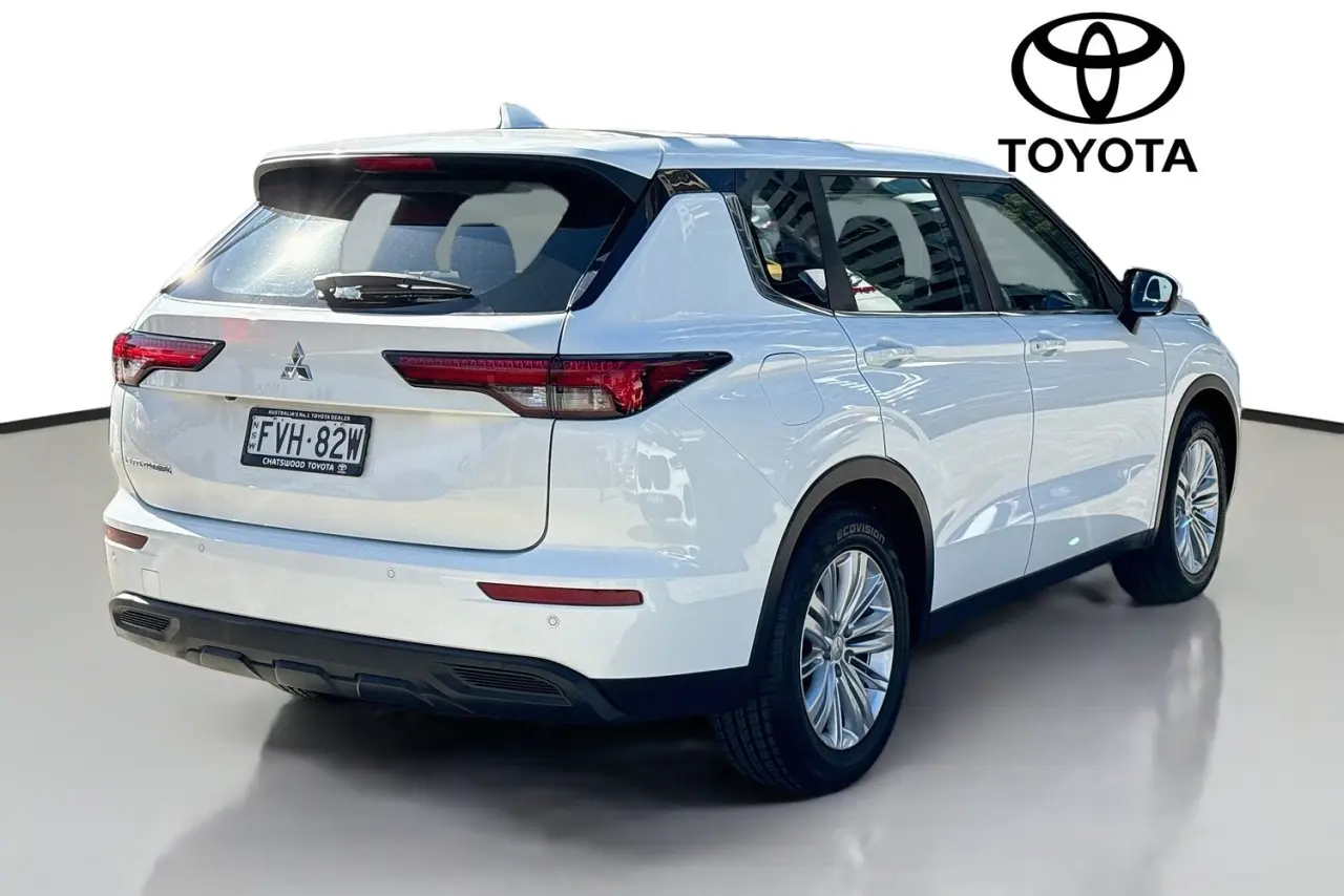 2022 Mitsubishi Outlander Gallery Image 10
