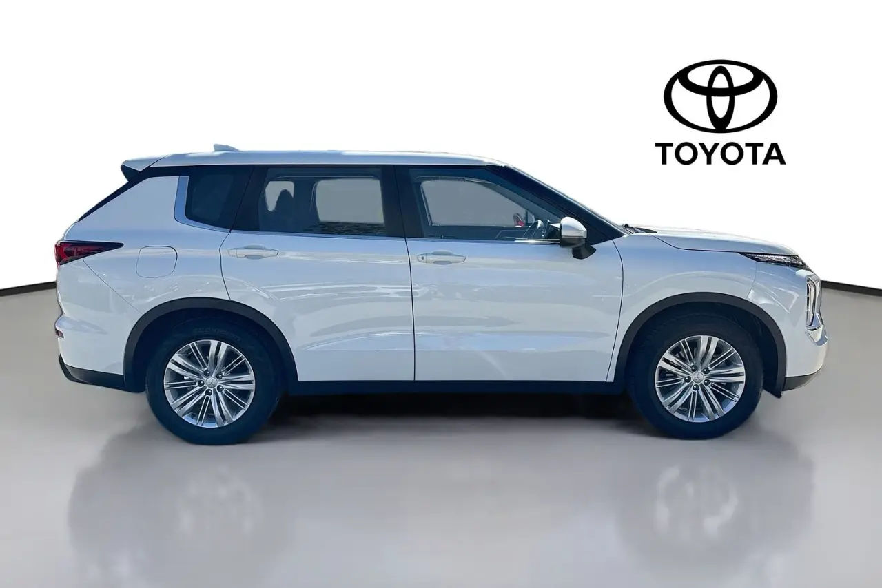 2022 Mitsubishi Outlander Gallery Image 11