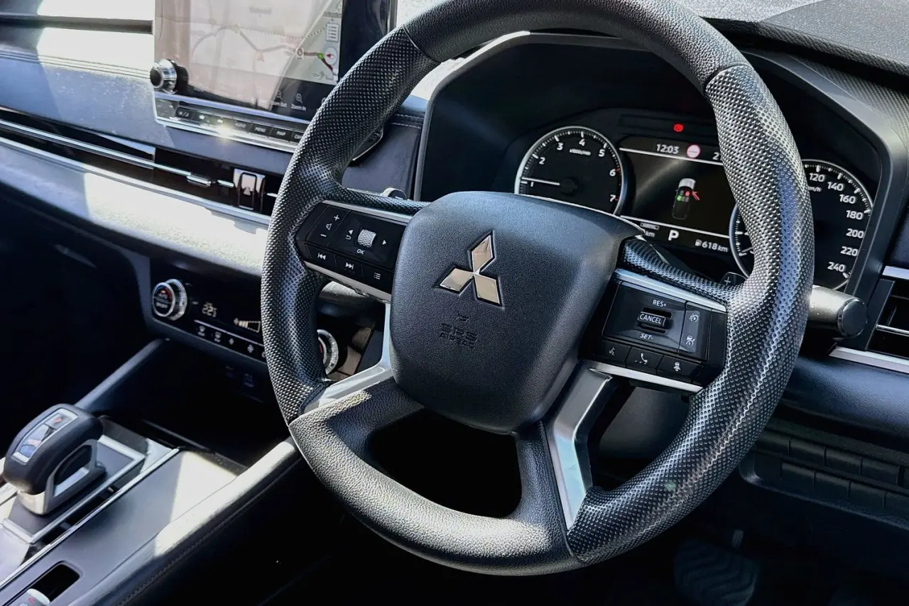 2022 Mitsubishi Outlander Gallery Image 13