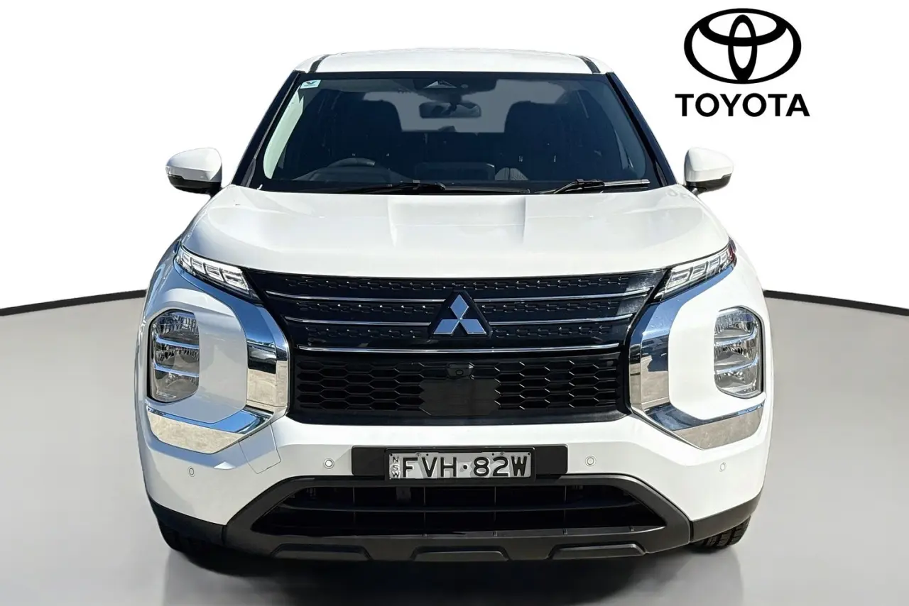 2022 Mitsubishi Outlander Gallery Image 2