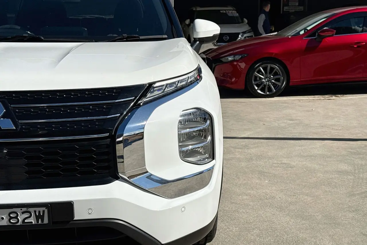2022 Mitsubishi Outlander Gallery Image 3