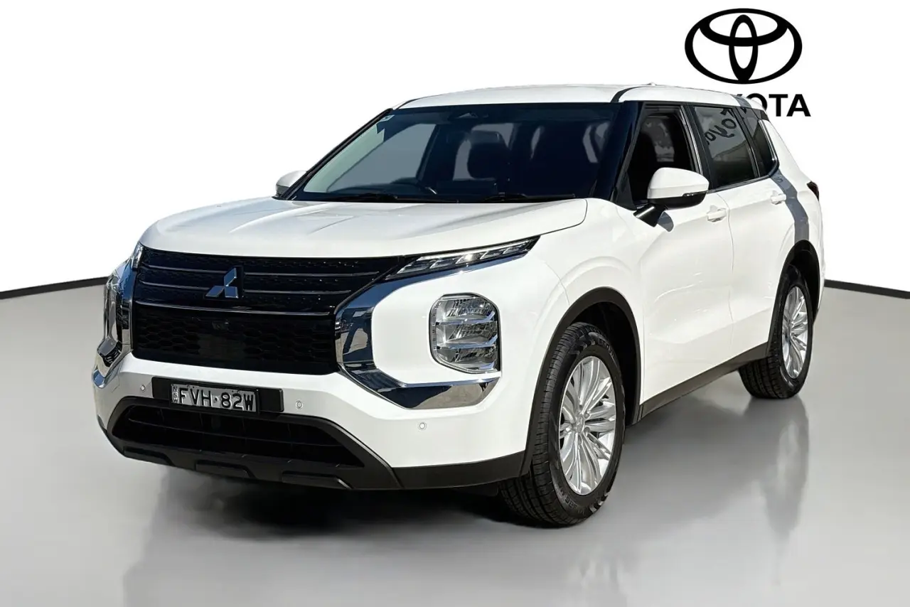 2022 Mitsubishi Outlander Gallery Image 4