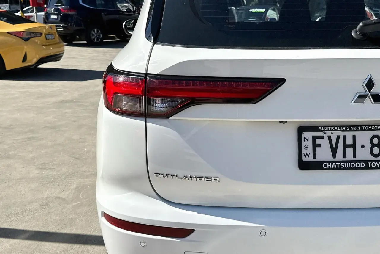 2022 Mitsubishi Outlander Gallery Image 8