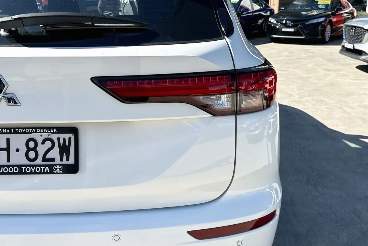 2022 Mitsubishi Outlander Gallery Image 9