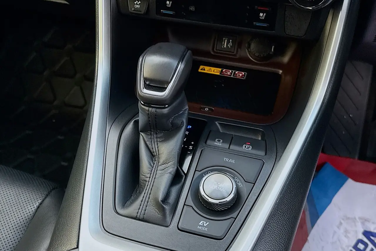 2025 Toyota RAV4 Gallery Image 18