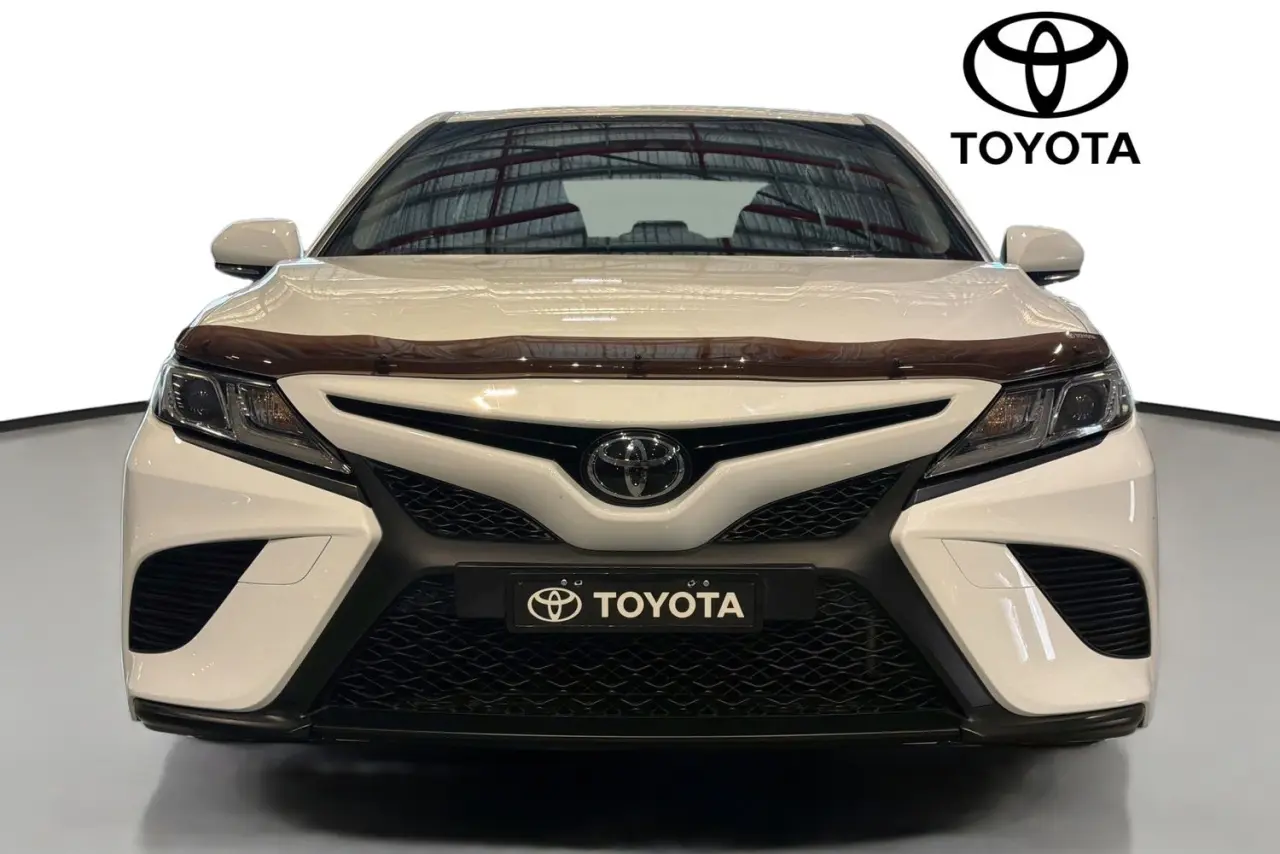 2019 Toyota Camry Gallery Image 2