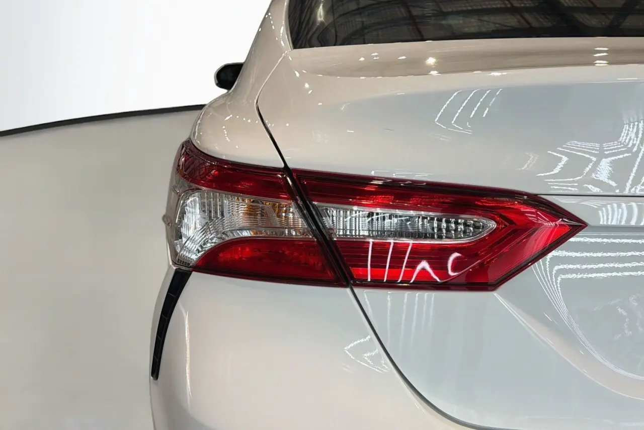 2019 Toyota Camry Gallery Image 8