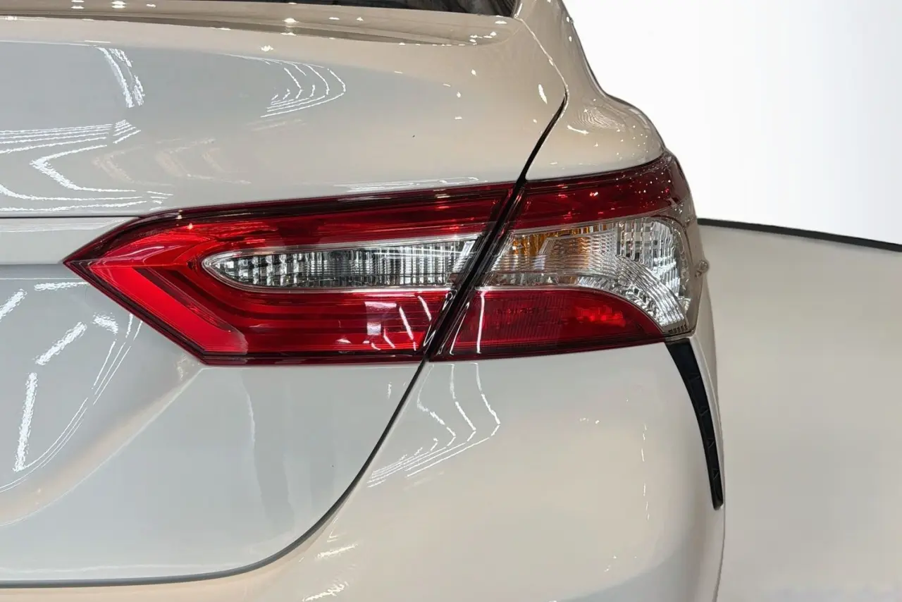 2019 Toyota Camry Gallery Image 9