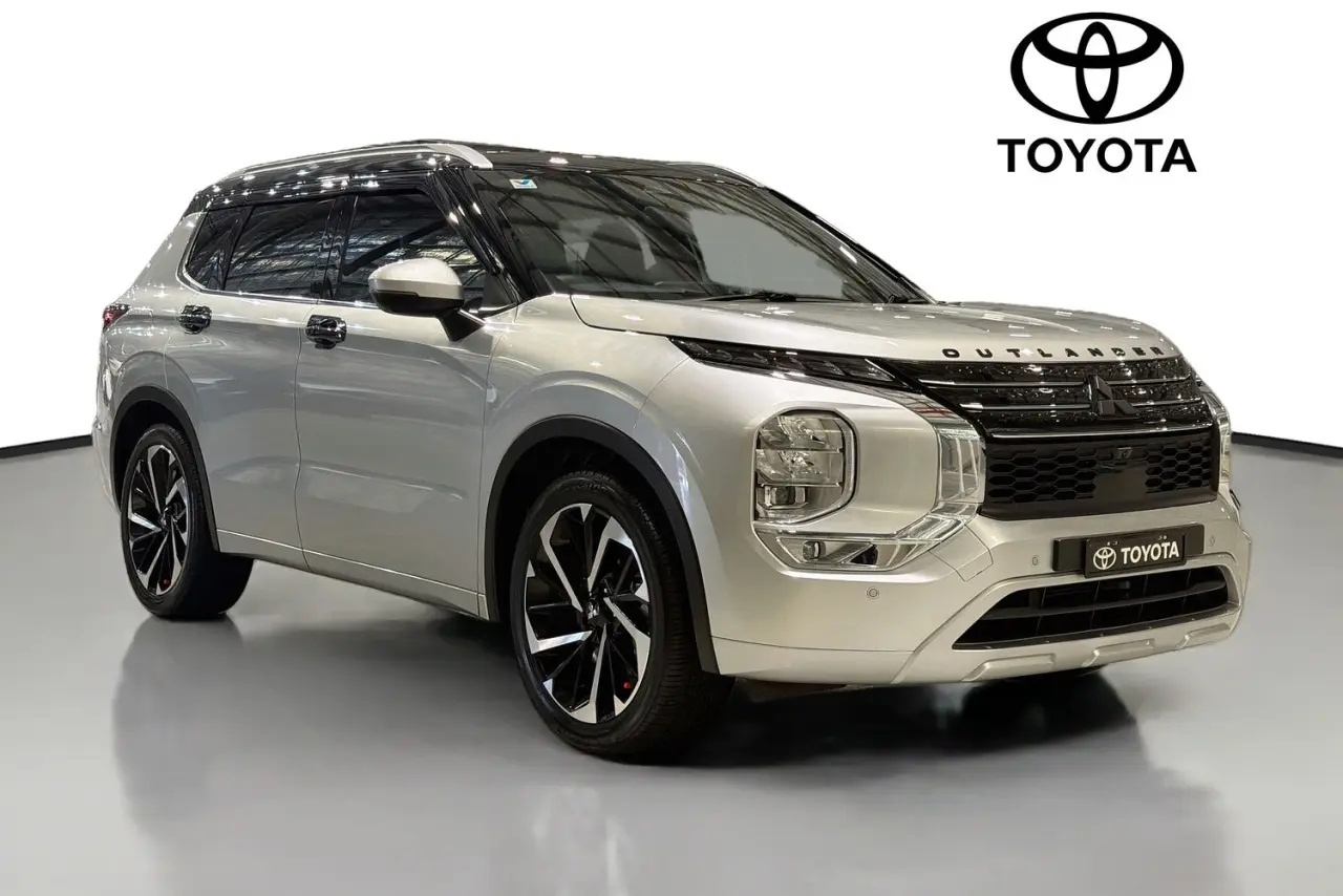 2024 Mitsubishi Outlander Gallery Image 1