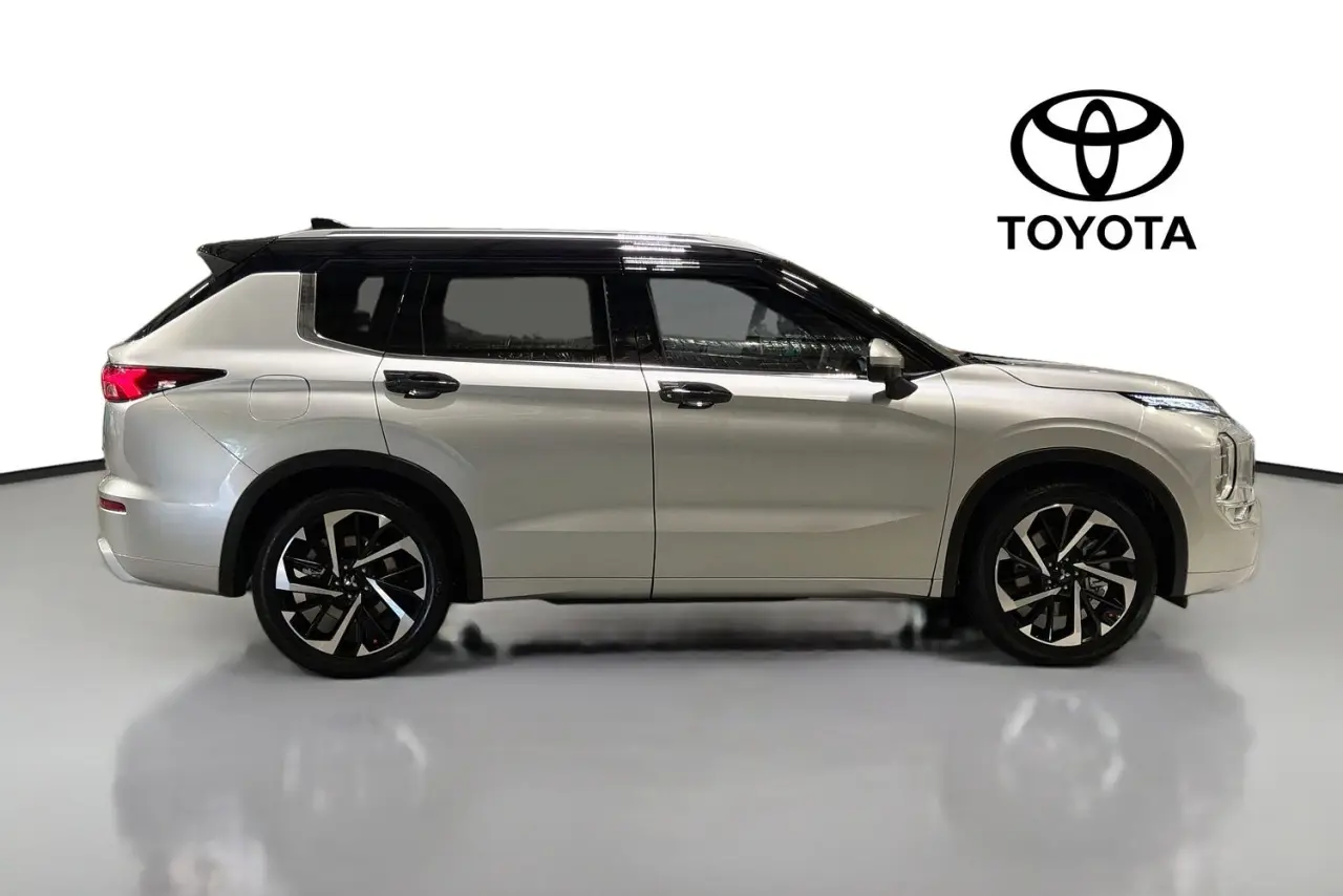 2024 Mitsubishi Outlander Gallery Image 11