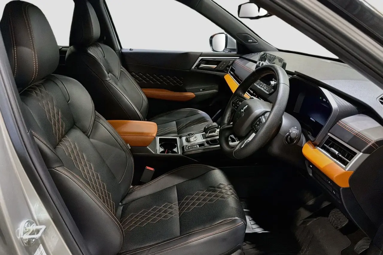 2024 Mitsubishi Outlander Gallery Image 13