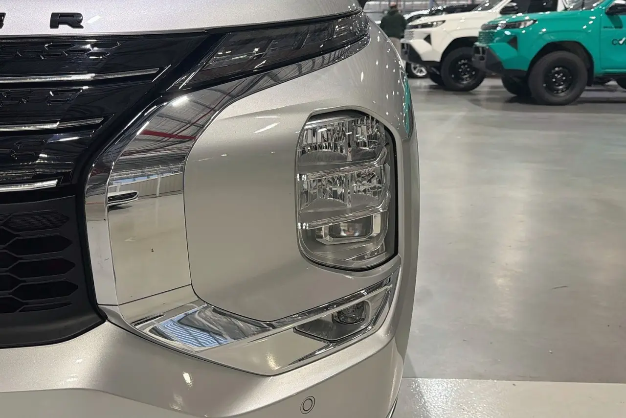 2024 Mitsubishi Outlander Gallery Image 3