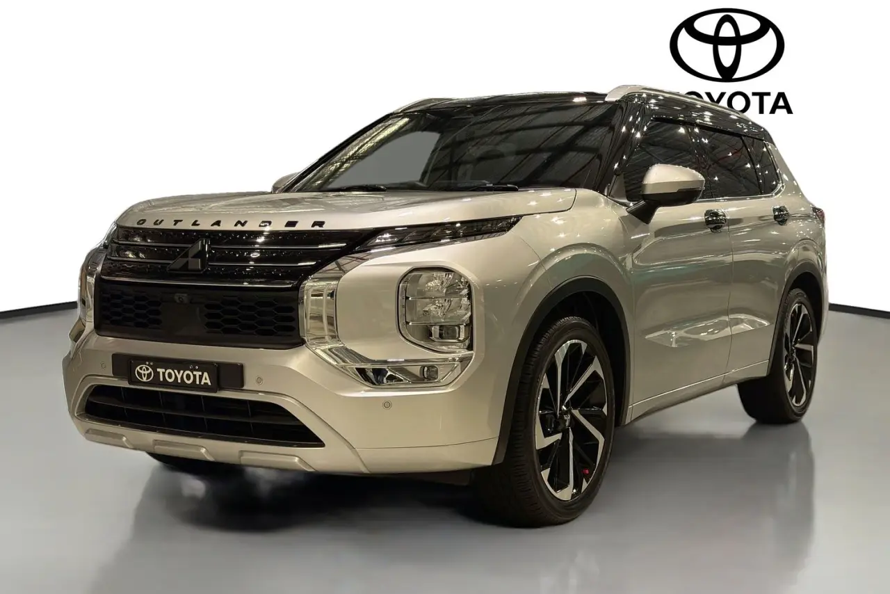 2024 Mitsubishi Outlander Gallery Image 4