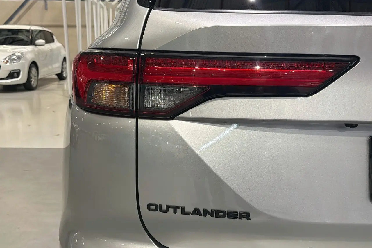 2024 Mitsubishi Outlander Gallery Image 8