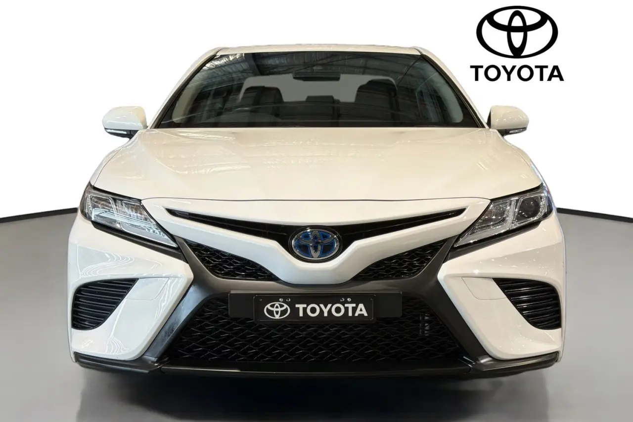2018 Toyota Camry Gallery Image 2
